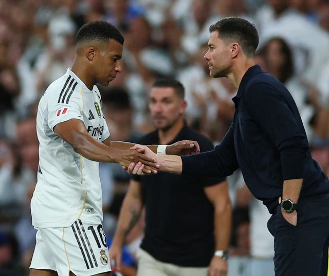 太拼了！杨瀚森与火箭内线肉搏缠斗，右臂出现两道大血印