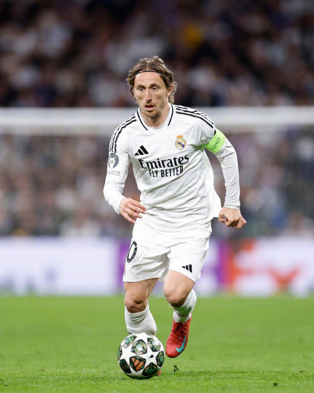 刚刚！湖人狂胜25分！詹姆斯30分，差一个篮板就三双